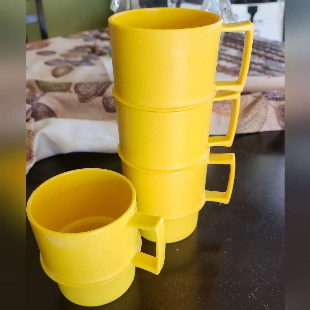 TUPPERWARE 1312 Stackable Coffeeโ Mugs Cups Vintage Set Of 4 Yellow
